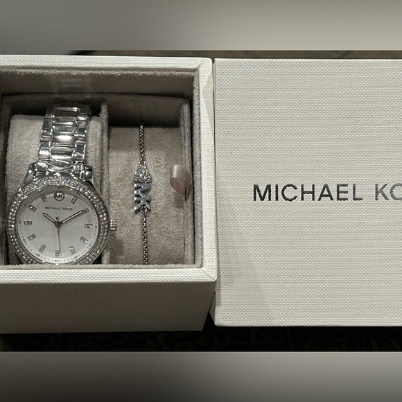 NWT!! MICHAEL KORS Mini Tibby Pavé Silver-Tone Watch and Bracelet Gift Set - Picture 3 of 8